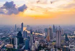 Skyline de Bangkok con rascacielos y río