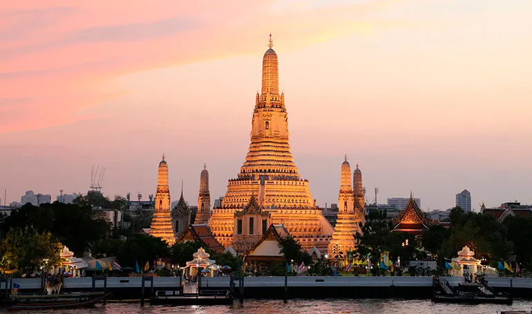 Templo Wat Arun al atardecer en Bangkok