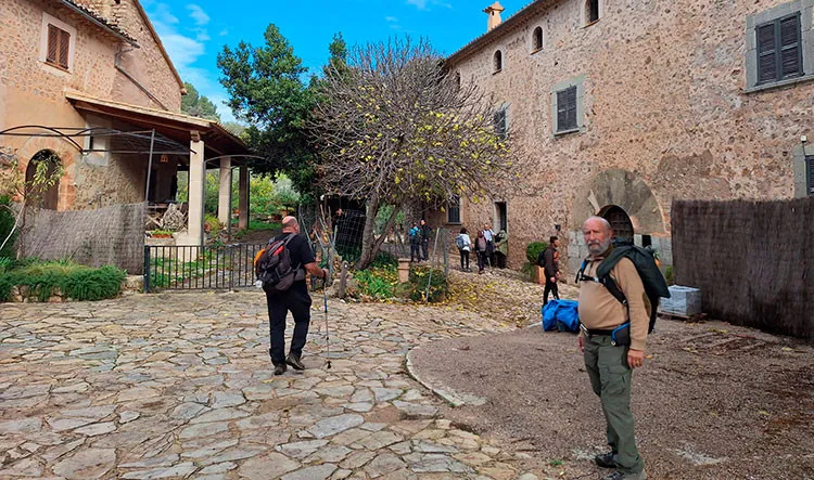 Participantes disfrutando del paisaje natural.